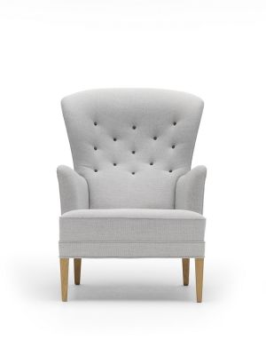 FH419 Heritage Chair von Carl Hansen & Søn: Grauer Sessel mit Knopfleiste und Holzbeinen.